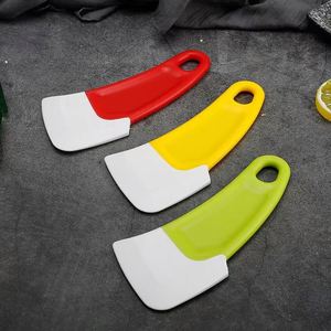 Outils de nettoyage de cuisine durables personnalisés, brosse en caoutchouc TPR avec manche en plastique, grattoir pour nettoyer les casseroles et les poêles - Product Image 1