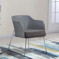 Chaise d'invité moderne en plastique blanc avec base en forme de traîneau et coussin pour réception de bureau