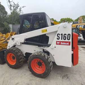 Chargeuse compacte Bobcat S160 d'origine américaine avec godet de terrassement d'une capacité de 0,33 m³ et un poids opérationnel de 2,7 tonnes, en bon état. - Product Image 2