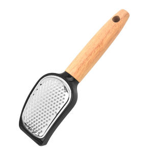 Yangjiang <span class=keywords><strong>Râpe</strong></span> en acier inoxydable de qualité d'approvisionnement direct d'usine avec manche en <span class=keywords><strong>bois</strong></span> de noyer Ustensiles de cuisine Gadgets de cuisine - Product Image 1