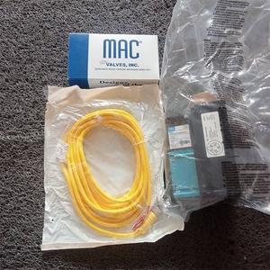 Vanne solénoïde Mac 47A-M20-HDMP-0FA en métal noir pour la production - Product Image 4