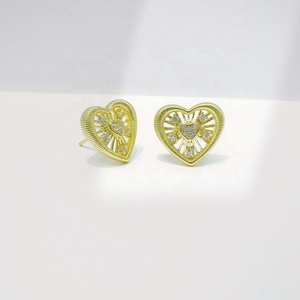 Pendientes pequeños y económicos de plata de ley 925, a la moda, hipoalergénicos, coreanos, chapados en oro de 18k, con forma de corazón. - Product Image 1