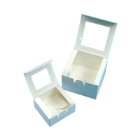Boîte à pâtisserie rigide en carton recyclé bleu clair mat personnalisée avec fenêtre transparente et couvercle à rabat, gaufrage et impression offset