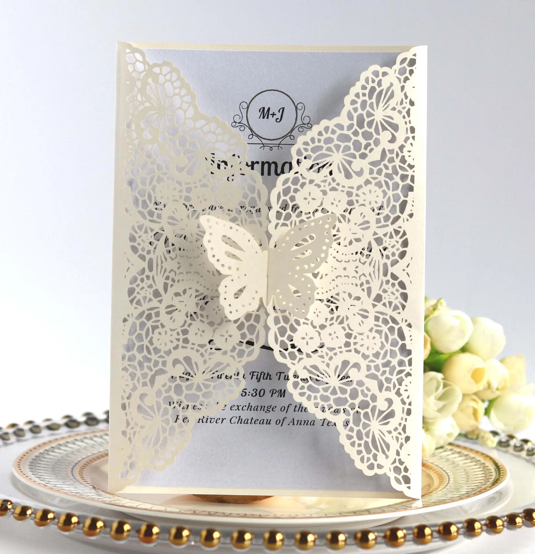 قطع ليزر مخصصة تصميم فراشة أغطية دعوة زفاف بيضاء وصفحات بطاقات دعوة زفاف أنيقة بيضاء