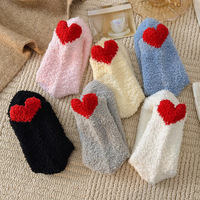 New Arrival Custom Logo Damen Winter Dicker Boden Schlafen Fuzzy Fluffy Socken Coral Fleece Crew Länge Niedliche Herz Muster Manschette