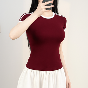 Camiseta ajustada de algodón con logotipo personalizado y rayas en las mangas, cuello redondo, transpirable, venta al por mayor, estilo deportivo para el verano caluroso - Product Image 3