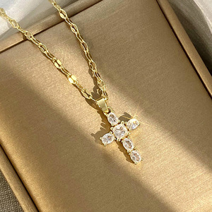 Collana con Ciondolo a Croce Placcato Oro con Cristalli e Strass, Catena Figaro, Stile Classico Unisex per Uso Quotidiano - Product Image 1