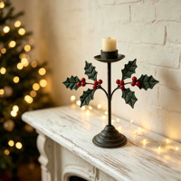 Chandelier de Noël artisanal en fer avec feuilles de houx et baies rouges, centre de table rustique pour les fêtes, décoration intérieure