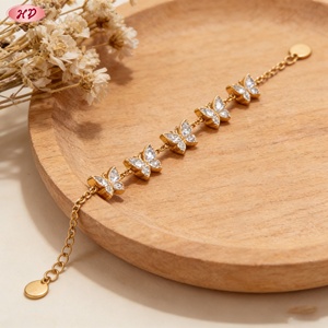 เครื่องประดับเฮงเตี้ยน สร้อยข้อมือทองชุบ 18K ประดับเพชรซิคอนรูปผีเสื้อห้าตัว สร้อยข้อมือขายส่ง ปรับขนาดได้สำหรับผู้หญิง - Product Image 1