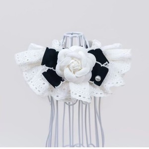Bavoir pour chat Camélia Blanc avec nœud noir et perles, style princesse, accessoire pour chaton, utilisation quatre saisons - Product Image 2