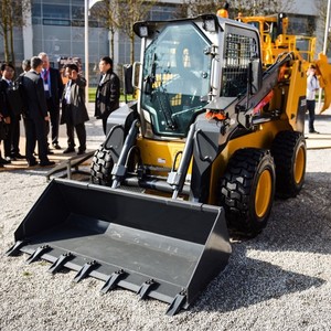 Diesel <span class=keywords><strong>Skid</strong></span> Stuurlader 385b 72hp China Merk 1045Kg Voorlader 4wd Zelfnivellerende Klep Betrouwbare Motor Te Koop - Product Image 3