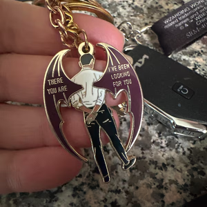 Llavero de Metal Esmaltado Duro Dorado con Forma de Ala de Murciélago Personalizado con Logotipo, Decora la Llave del Coche de tu <span class=keywords><strong>Novio</strong></span> con Dijes para Llavero - Product Image 6