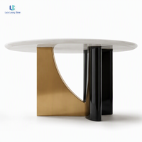 Table à manger ronde en marbre blanc Luca |   Plateau tournant translucide Ice Jade, base en métal doré et noir, motif nuage crème, luxe