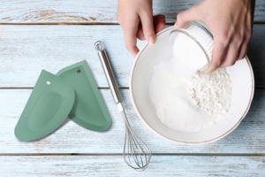 Fabriqué en Italie, la spatule en silicone de la marque Good Idea est réutilisable, écologique, légère, pratique et facile à nettoyer pour la cuisine à domicile. - Product Image 5
