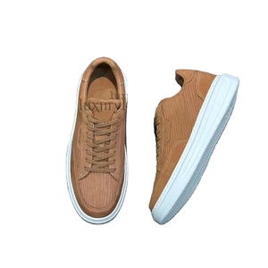 Sneakers de course inspirées du basketball pour hommes, en cuir véritable gris, avec logo personnalisé |   Plateforme Chunky Légère Toutes Saisons - Product Image 1