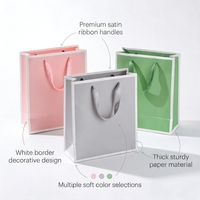 Sacs en papier souvenir GB38 avec bordure blanche et poignée en satin, emballage cadeau, sacs fourre-tout pour fêtes et friandises
