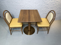 Ensemble de table de restaurant moderne en bois massif avec chaises de salle à manger en bois, sièges rembourrés, mobilier commercial nordique pour café, bistrot, hôtel