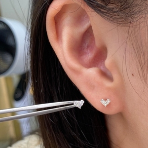 อาซูโอ ไฟน์ จิวเวลรี่ ต่างหูทองคำขาวแท้ 18K ประดับเพชรแท้ทรงปรินเซสคัท 0.20 กะรัต รูปหัวใจมินิคลาสสิก ของขวัญสำหรับสาวๆ - Product Image 6