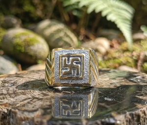 Anillo de Moda para Hombre DIVYORO, Chapado en Oro Premium, en Latón y Cobre, Joyería Clásica y Elegante para Bodas, Festivales, Fiestas y Uso Diario - Product Image 2