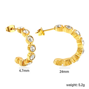 Pendientes Huggie en Forma de C de Oro con Diamantes Blancos Engastados en Canal, Diseño Geométrico Irregular, Acero Inoxidable, para Uso Diario - Product Image 4
