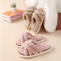 Semelle extérieure intérieure EVA Design croisé de luxe moelleux pour pantoufles pour femmes Nouvelle peluche intérieure floue avec fonction antidérapante pour l'été Wa