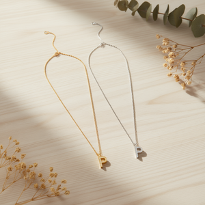 Collana con Ciondolo a Forma di Lettera P in Acciaio Inossidabile Placcato Oro 18K, Stile Minimalista da Donna - Product Image 3