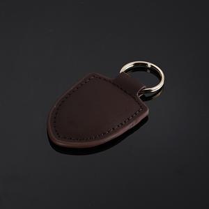 Venta al por mayor Llavero de coche de metal de cuero genuino con forma de escudo - Product Image 2