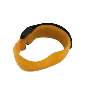 Correa elástica de nailon negra y blanca con gancho y bucle para sujetar cables, de 1 pulgada, personalizada para gestión de cables en oficinas. - Product Image 2