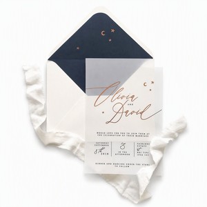 Ensemble d'invitations de mariage élégant Ciel Étoilé, avec estampage à chaud de luxe, motif croissant de lune, doublure bleu marine et carte <span class=keywords><strong>en</strong></span> vélin translucide - Product Image 1