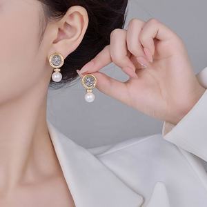 Boucles d'oreilles clous géométriques en argent S925 plaqué or, style rétro, série de pièces anciennes, double couleur, zircon et perle, tendance pour femmes - Product Image 2