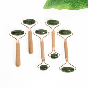 Rouleau facial à manche en bois portable pour femmes avec rail de massage unique vert foncé pour un usage domestique et un salon de beauté de bain de vacances - Product Image 1