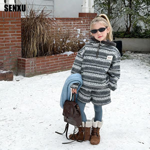 Faites sensation à chaque pas : Ensemble de survêtement rayé à capuche pour bébé, doux et tendance pour l'extérieur - Product Image 1