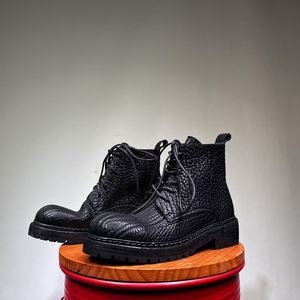 Botas de Hombre de Piel de Bisonte Hechas a Mano de Alta Gama para Otoño/Invierno con Hebillas Anchas, Plataforma Elevada, Suela Gruesa, Estilo Oscuro, Botas Cortas - Product Image 3
