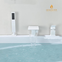Robinet de baignoire cascade 3 pièces avec douchette et commande à levier pour salle de bain moderne et spa