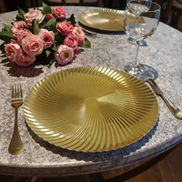 Assiettes de présentation en plastique PP durables et réutilisables de 13 pouces avec un design moderne en verre doré de luxe, transparentes, sûres et personnalisables pour les mariages