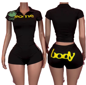 Conjunto Deportivo Casual de 2 Piezas para Mujer – Top de Manga Corta con Media Cremallera y Pantalones Cortos, Diseño Liso, Corte Ajustado, Largo hasta la Rodilla, Verano - Product Image 1