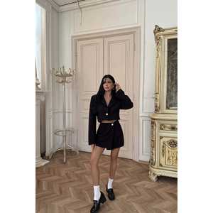 Costume décontracté noir Delia avec décoration plissée et fermeture à boutons - Product Image 4