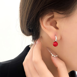Boucles d'oreilles en argent Sterling S925 avec perles rouges pour femmes, à porter au quotidien, forme de boule géométrique ES1086 - Product Image 1