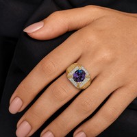 Bague Statement en Or Jaune avec Moissanite Taille Coussin et Cadre Pavé de Diamants, Large Bande Chevalière pour Hommes et Femmes