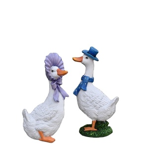 Figurine d'oie personnalisable avec plusieurs accessoires – Adorable ornement pour la maison et le jardin pour une décoration toute saison - Product Image 1