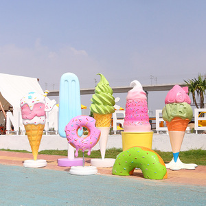 Op maat gemaakte glasvezel snoepsculpturen: lolly's, ijsjes, taart, macarons, snoepstokken voor buitenkerstdecoratie. - Product Image 1