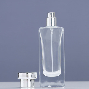 Bouteille en verre <span class=keywords><strong>de</strong></span> <span class=keywords><strong>parfum</strong></span> carrée mince personnalisée avec vaporisateur, atomiseur pressurisé à brume fine avec capuchon en or et en argent - Product Image 5