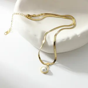 Cadena de serpiente plana de oro para mujer, collar elegante con colgante de corazón y Perla de moneda de Lucecita, joyería