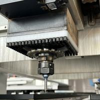 Nouvelle perceuse CNC automatisée à six faces avec une vitesse de 18000 tr/min et 380 V, utilisée pour percer des trous à six faces dans le bois de meubles.