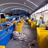 Système de tri manuel des déchets avec convoyeur, table de transfert des déchets en acier pour le recyclage des déchets solides municipaux