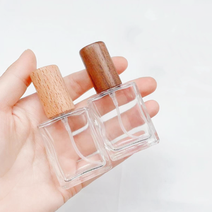 Venta al por Mayor de Botellas de Perfume de Vidrio Cuadradas Planas Recargables Vacías Portátiles de 30 ml y 50 ml Personalizadas - Product Image 6