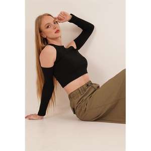 Blouse noire à col rond pour femmes en gros, détail d'épaule, logo brodé, paillettes, tissu en maille de soie pour l'automne et le printemps, taille XL - Product Image 2