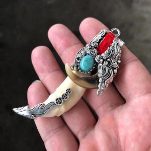 <span class=keywords><strong>Collana</strong></span> <span class=keywords><strong>con</strong></span> ciondolo a dente di cane sportivo intarsiato in <span class=keywords><strong>argento</strong></span> tibetano e catena in bambù, regalo all'ingrosso per una generazione di amanti degli animali domestici - Product Image 1