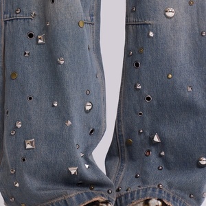 Jeans de mujer de mezclilla gris azul 100% algodón de alto gramaje, corte oversize estilo skater, tiro bajo, con lavado y tachuelas, al por mayor - Product Image 5