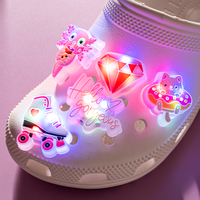Grosir kustom kartun 3D karet warna-warni kustom merah muda lucu desainer anak bersinar LED 3D menyala sepatu pesona untuk anak-anak